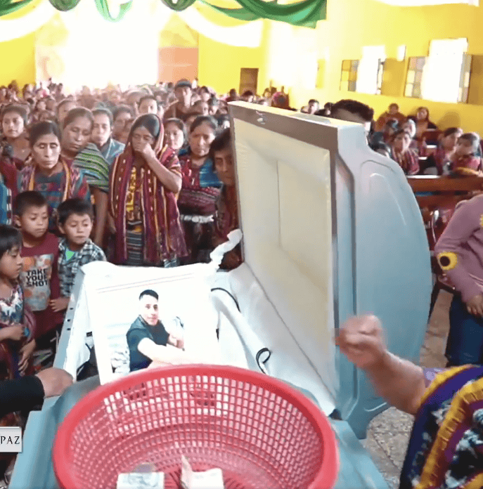 Numerosos vecinos de San Juan Sacatepéquez acompañaron a la familia de José Efraín Chajón Raxón, quien se había marchado como migrante a Estados Unidos, en busca de oportunidades hace más de una década. Su muerte ocurrió a mediados de julio. A través de colectas se reunieron fondos para poder repatriar sus restos. Cuando en Estados Unidos se divulgó la noticia de su fallecimiento, ya él estaba sepultado en el cementerio de su pueblo. (Captura de pantalla, para ver el video clic en la imagen)
