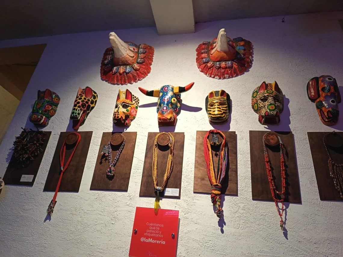 Los collares de Victoria Joyería Textil lucieron como verdaderas esculturas tejidas, acompañadas de máscaras que les proyectaban un mayor significado en La Morería café y galería. (Foto cortesía Victoria Figueroa)