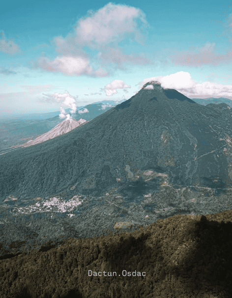 Desde el volcán Pecul también se puede ver el volcán Santa María y el Santiaguito