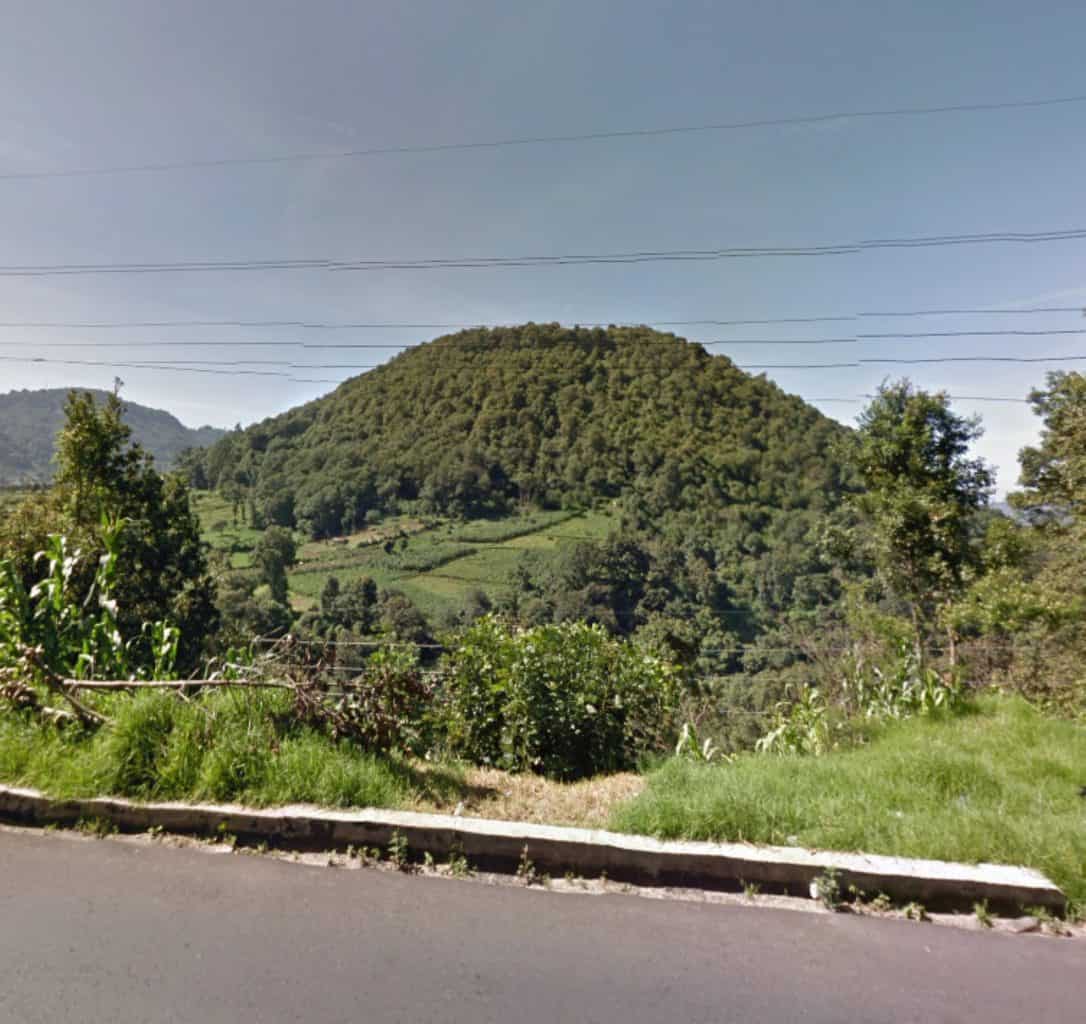 La altura del volcán San Antonio varía según la referencia: El Manual de Buenas Prácticas para Ascensión a Volcanes del INGUAT registra 2,514 msnm, mientras otras publicaciones turísticas citan 2,550 msnm. En todo caso, el ascenso efectivo es de unos 250 metros y ello lo hace un destino perfecto para principiantes en escalada volcánica.
