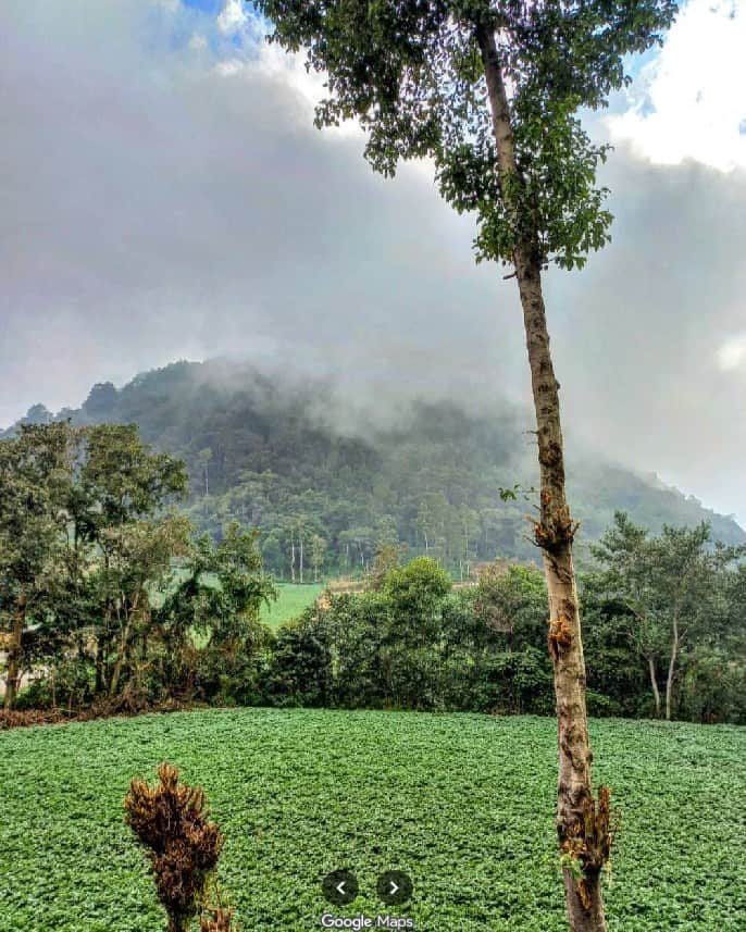 Para llegar a las faldas de este pequeño volcán se atraviesan campos de sembradíos.