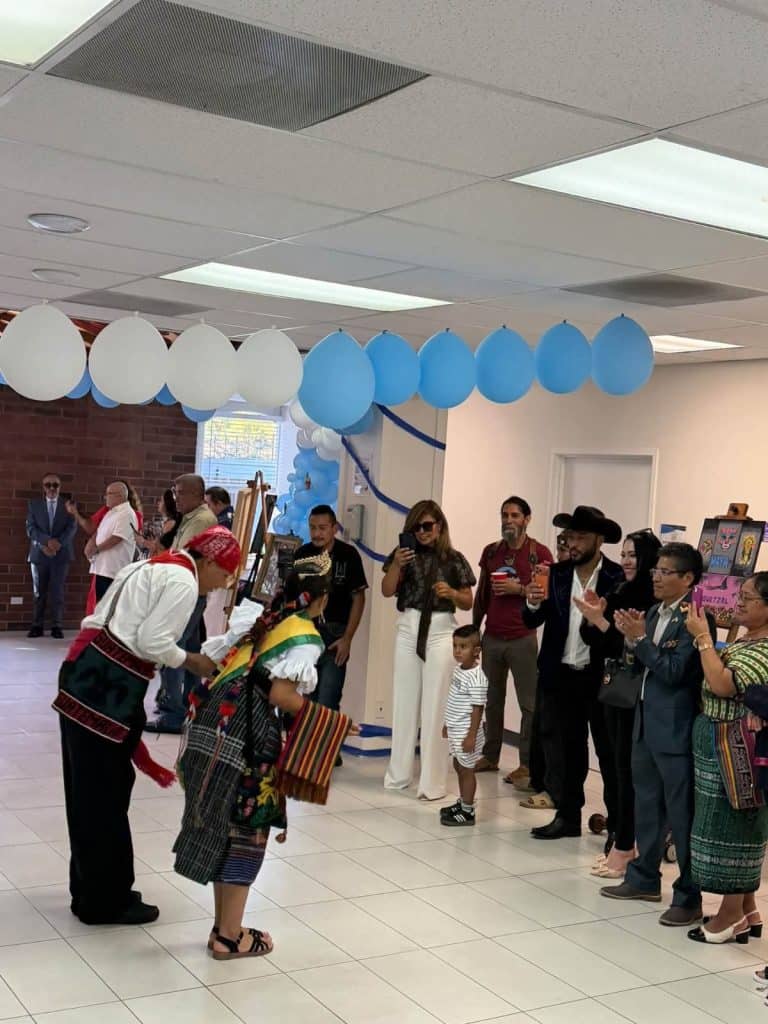 El grupo de danza Los Chapincitos fue el encargado de poner el toque nacionalista a la velada en el Consulado de Guatemala.