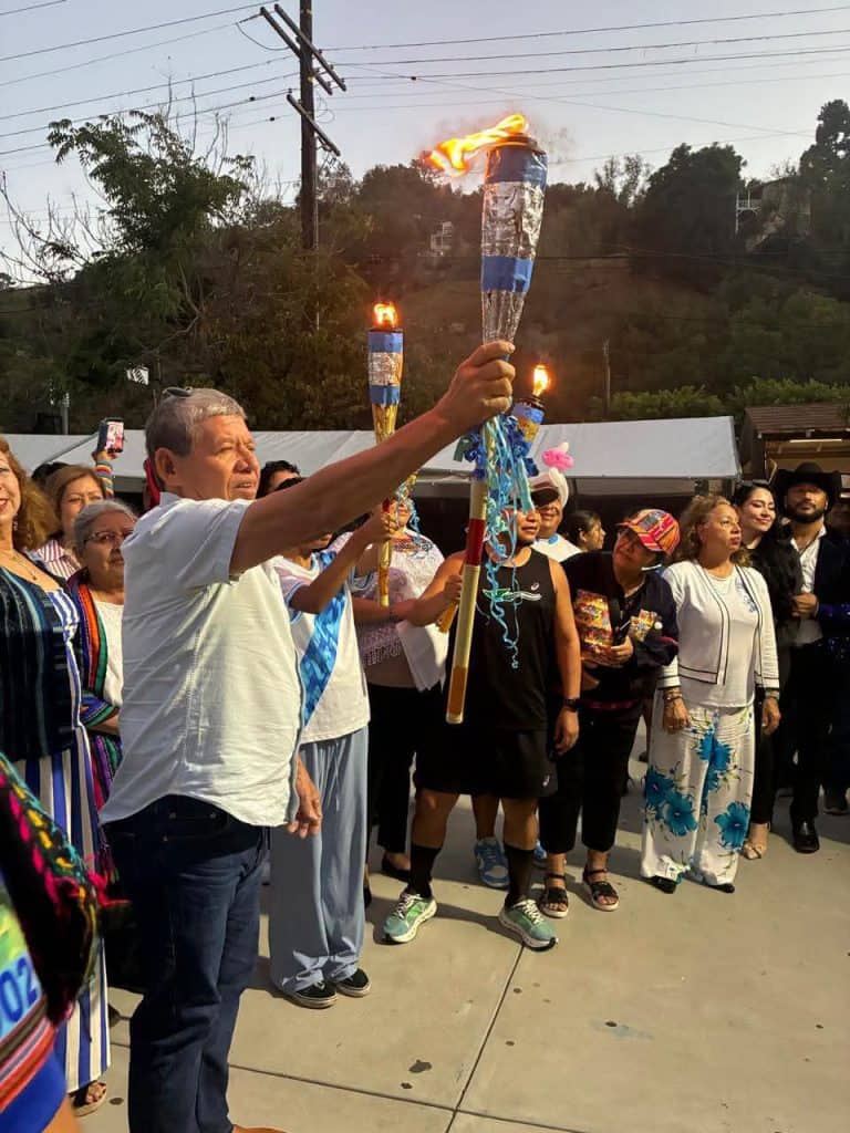 El exfutbolista Oscar Almengor, originario de Tiquisate y radicado en Los Angeles fue el portador de la antorcha patria.
