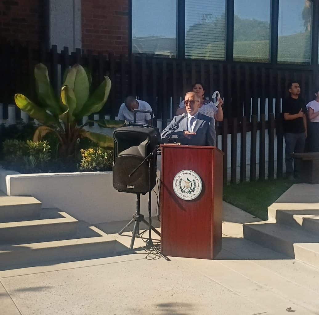El cantante guatemalteco Rodolfo Yela entonó el Himno Nacional en un momento de gran fervor para todos los asistentes al acto cívico en el Consulado General de Guatemala en Los Angeles.