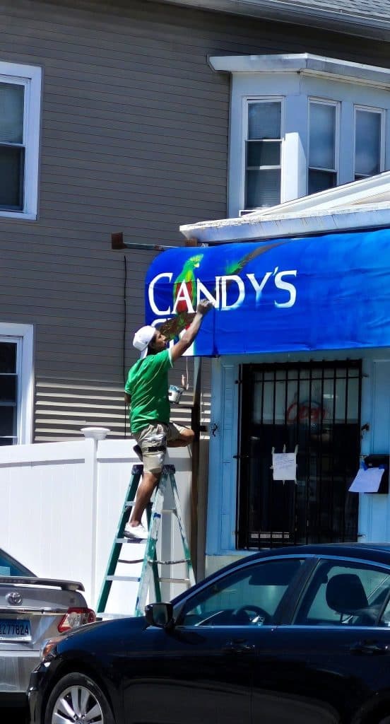 Por su talento, el pintor guatemalteco migrante Angel Raxcacó ha sido contratado para pintar algunos murales en el interior de restaurantes y también marquesinas de negocios guatemaltecos en Rhode Island, como esta.