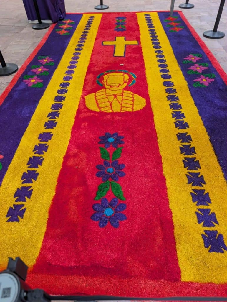 Cuatro alfombras de Semana Santa elaboradas por migrantes guatemaltecos en Oklahoma. Esta fue hecha por la Asociación de Guatemaltecos en Oklahoma