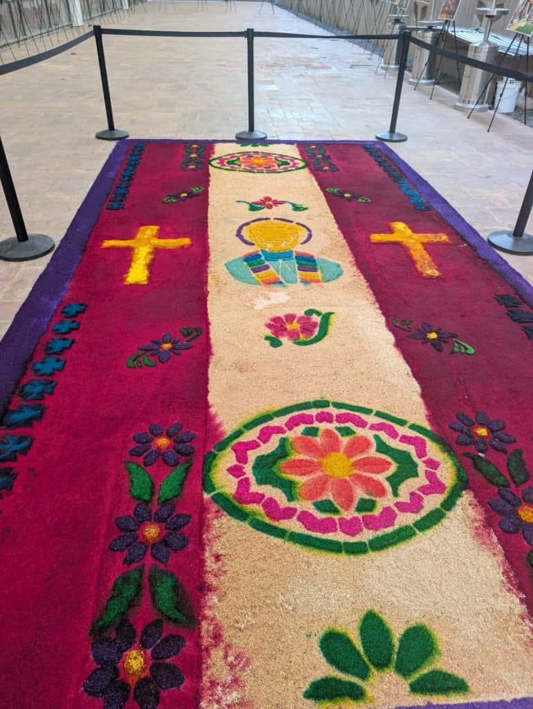 Cuatro alfombras de Semana Santa elaboradas por migrantes guatemaltecos en Oklahoma. Esta fue hecha por integrantes de la Agrupación Folklórica Qanil