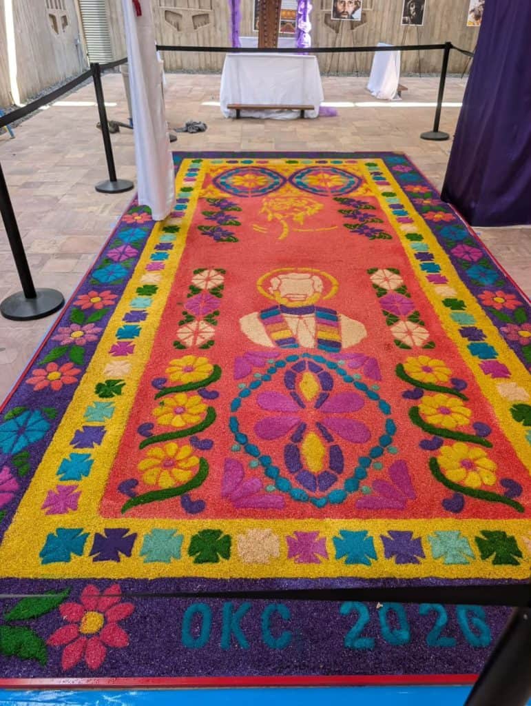 Cuatro alfombras de Semana Santa elaboradas por migrantes guatemaltecos en Oklahoma. Esta fue hecha por el Grupo y Coro María Música de Dios.