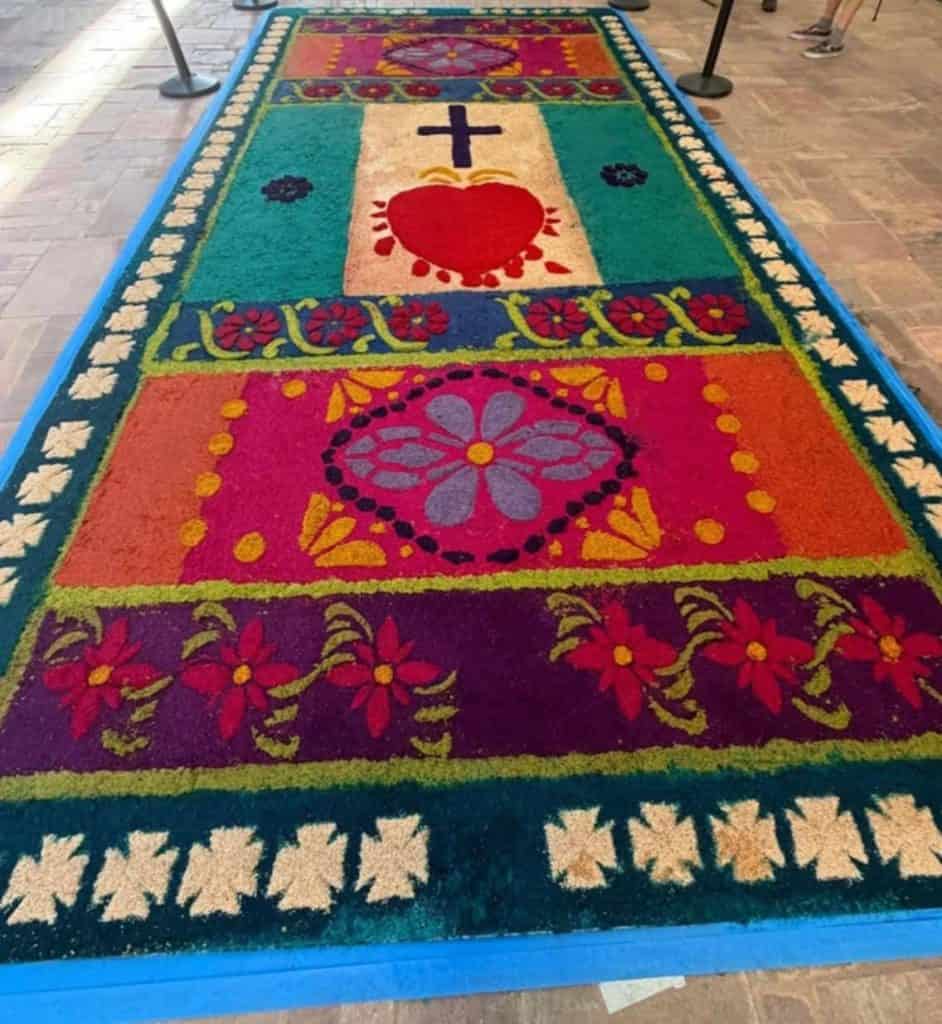 Cuatro alfombras de Semana Santa elaboradas por migrantes guatemaltecos en Oklahoma. Esta fue hecha por el Comité Guatemalteco Oklahoma