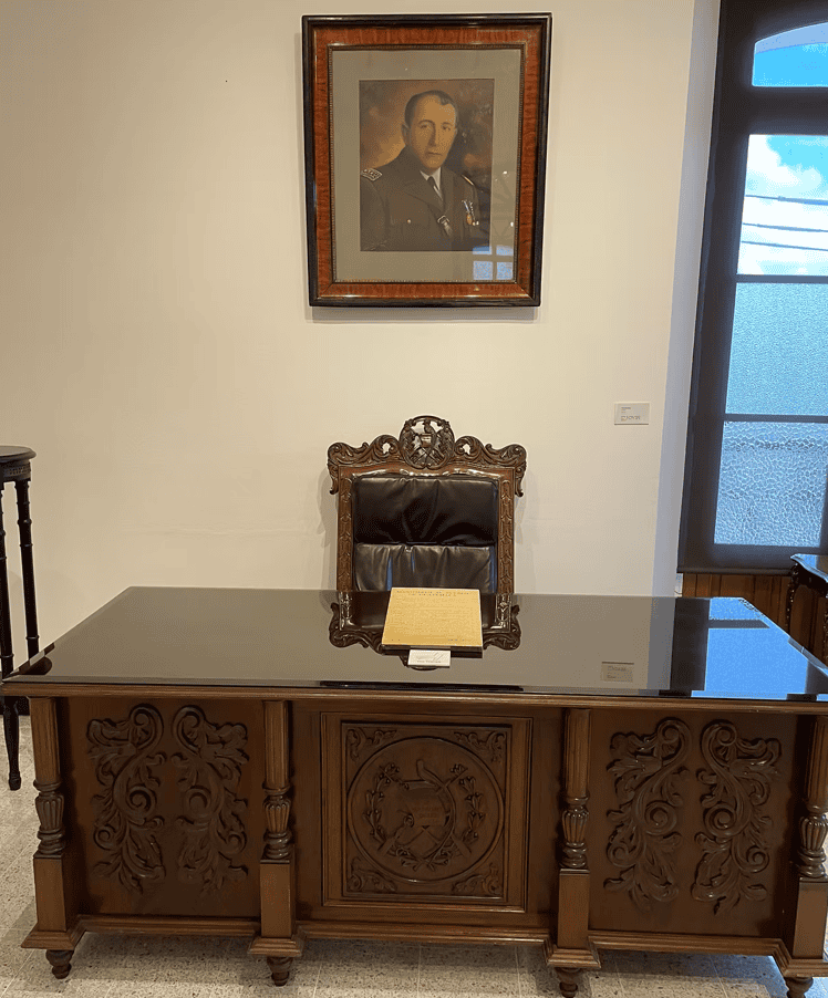 Este fue el escritorio presidencial del presidente Jorge Ubico, pieza conservada en el Museo Nacional de Historia.