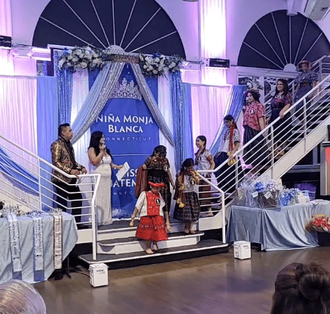 Momento en que las niñas aspirantes al título Monja Blanca Connecticut se presentan en el escenario. Para ir al video, clic en la imagen.