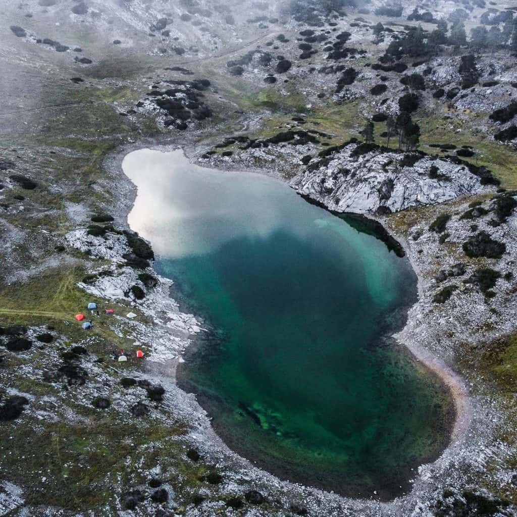 La laguna Ordoñez va y viene. En temporada de lluvias es un espejo del cielo en el suelo. Este año 2026, por la falta de lluvias se secó completamente. Usualmente este ciclo seco va de noviembre a enero, pero por situaciones climáticas su desaparición se ha extendido por casi seis meses. La esperanza es que pronto vuelva a resurgir. (Foto Abel Juárez, en 2024)