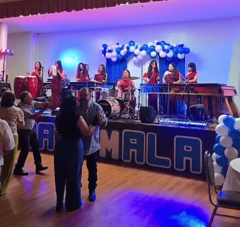 Fue imposible para muchos guatemaltecos en Ontario quedarse sentados al escuchar a la Marimba Femenina de Malacatancito, San Marcos, que amenizó una velada espectacular el viernes 25 de septiembre. PARA IR AL VIDEO, CLIC EN LA IMAGEN.