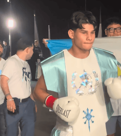 Amador entra a la pelea con un traje que lleva los colores y el escudo de Guatemala. Detrás de él, con la bandera azul y blanco, el campeón supermediano interino, el guatemalteco Lester Martínez. Si quieres ver el video del ingreso, clic en la imagen.