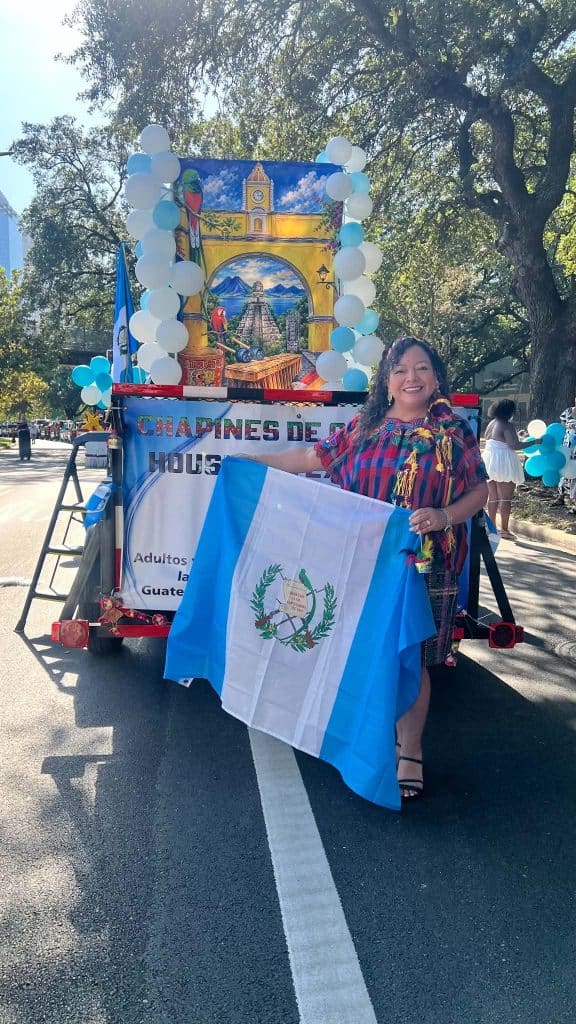 Guatemaltecos residentes en Houston, apoyaron la participación de la carroza y representativas de la belleza infantil y juvenil