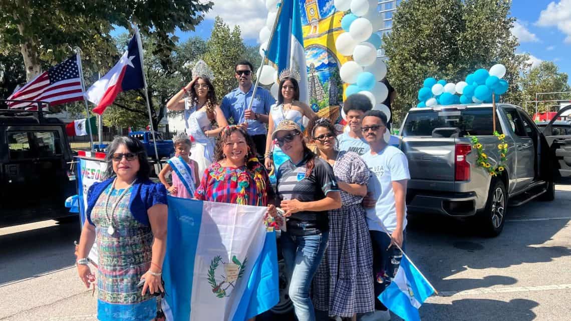 Susana Oxlaj, de Chapines de Corazón, a la izquierda, acompaña la carroza y delegación guatemalteca en el Desfile de Fiestas Patrias Houston 2026, en el cual se honra la independencia de Centro América y México, así como el Mes de la Herencia Hispana. (Foto cortesía Chapines de Corazón)