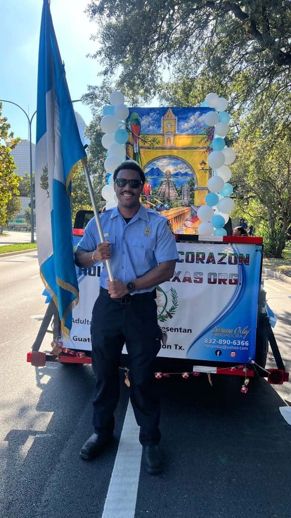 Jaren Baltazar, hijo de migrantes garífunas guatemaltecos y miembro del Departamento de Bomberos de Houston, posa orgulloso con la azul y blanco.