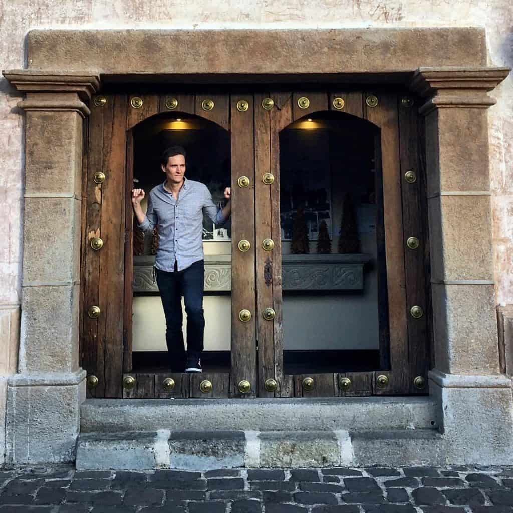 Christian Barillas recuerda su nostalgia por Guatemala, cuando llegó para terminar la High School en California; poco a poco ha transformado esos sentimientos inolvidables en combustible para encender la llama de sus personajes en teatro y TV. Fotografía en Antigua Guatemala, instagram de Christian Barillas.