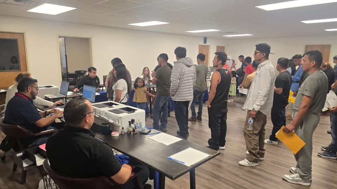 Trabajar durante seis años en el Consulado de Guatemala en Raleigh, Carolina del Norte, le brindó a Kelley Morales la oportunidad de aplicar sus conocimientos jurídicos, aunque debido a su otro trabajo y el cuidado de su familia tuvo que renunciar. Sintió que había perdido otra vez contacto con la ciencia del Derecho, pero en 2024 retomó su carrera y se graduó en 2025.
