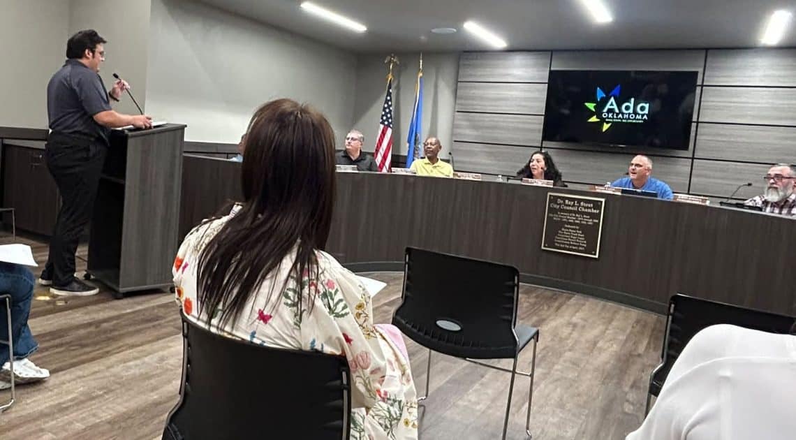 Diego Cifuentes participa en una sesión del consejo de la ciudad de Ada, Oklahoma, para reportar el trabajo del comité de multiculturalismo, que impulsa iniciativas para fortalecer las relaciones y la economía de la comunidad hispana. (Foto Diego Armando Cifuentes)