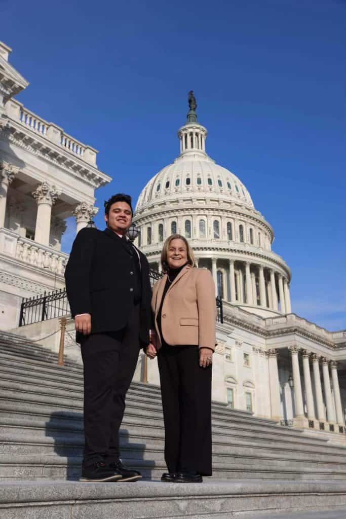Cuando estudiaba Ciencias Políticas, carrera de la cual se graduó, Diego Cifuentes tuvo oportunidad de trabajar con la excongresista Ileana Ros-Lehtinen, de origen cubano y que fue la primera mujer hispana en ser electa al Congreso de Estados Unidos.