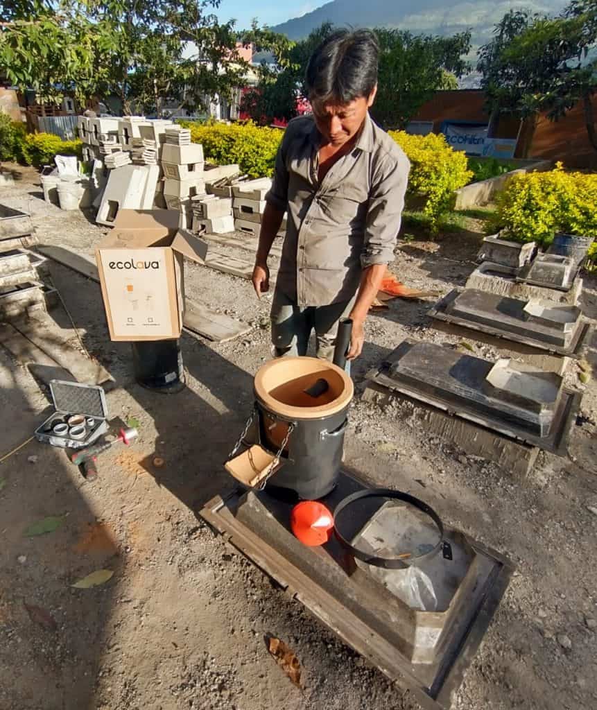Después de tres años de diseño y pruebas, ya está disponible la estufa ahorradora Ecolava, fabricada en Sacatepéquez, pero que a través de SoyMigrante.com MERCADO puede ser comprada desde cualquier lugar de Guatemala. Te llegará en su caja, lista para armar.