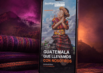 Primera edición móvil de REVISTA presentada en un teléfono con un paisaje de Guatemala
