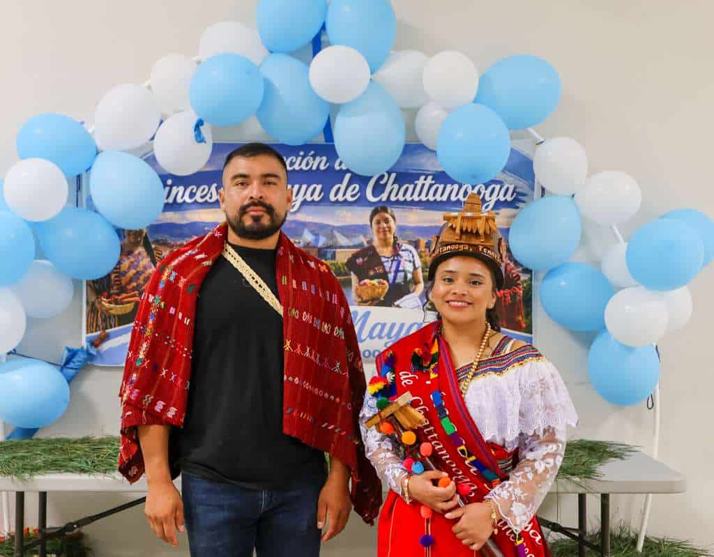 La primera princesa maya electa en Chattanooga, Tennessee se llama Juana Leticia Escobar. Junto a ella, Balam Mam o Wilmar Morales, originario de San Rafael Petzal, promotor cultural y organizador de este certamen. (Foto Pablo Mazariegos)
