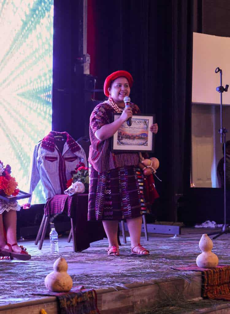 Cada representante ingresó con una danza ceremonial, tras la cual vino una serie de preguntas que fueron respondidas en español y en el idioma materno de cada una, porque uno de los grandes objetivos de la comunidad es preservar su cultura ancestral (Foto Pablo Mazariegos)