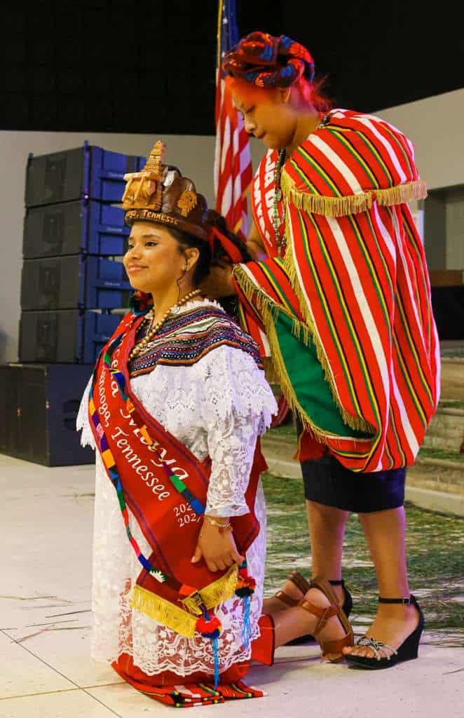 El momento de la coronación de la primera Princesa Maya en Chattanooga, Tennessee fue muy emotivo y esperado.