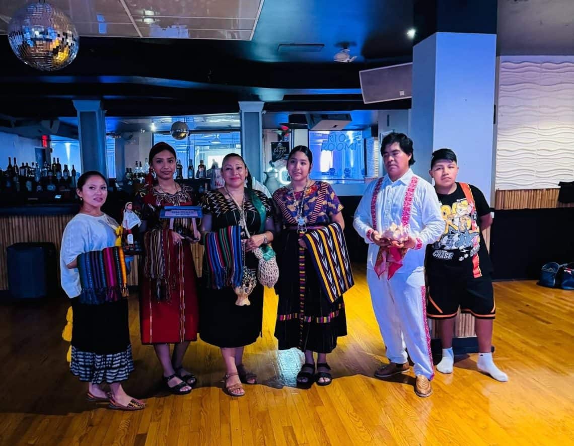 El grupo de Danza Multicultural Guatemalteca fundado por Vilma Tzoc y sus hijas, se hizo presente en el escenario para resaltar la tradición maya.