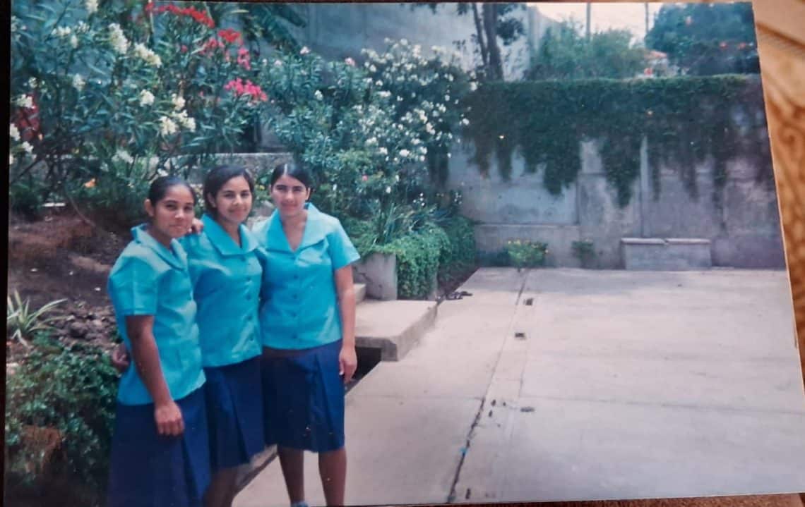 Sara nunca olvida sus días como estudiante en La Villa de las Niñas, colegio dirigido por monjas en Guatemala donde pudo estudiar sus básicos y bachillerato.