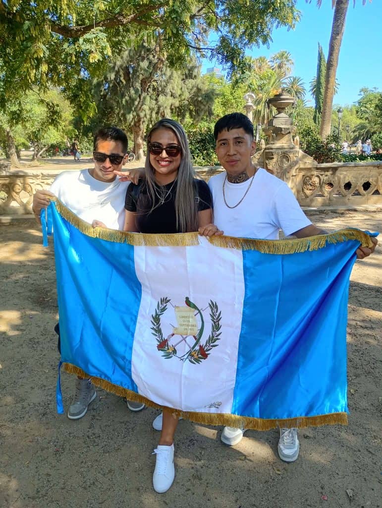 La azul y blanco unió corazones y memorias multiculturales guatemaltecas en suelo español