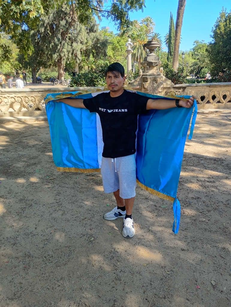 Por motivos de trabajo y superación, guatemaltecos se han radicado en Barcelona, España. Muchos de los asistentes no se conocían personalmente, hasta este encuentro en el parque Ciutadella.