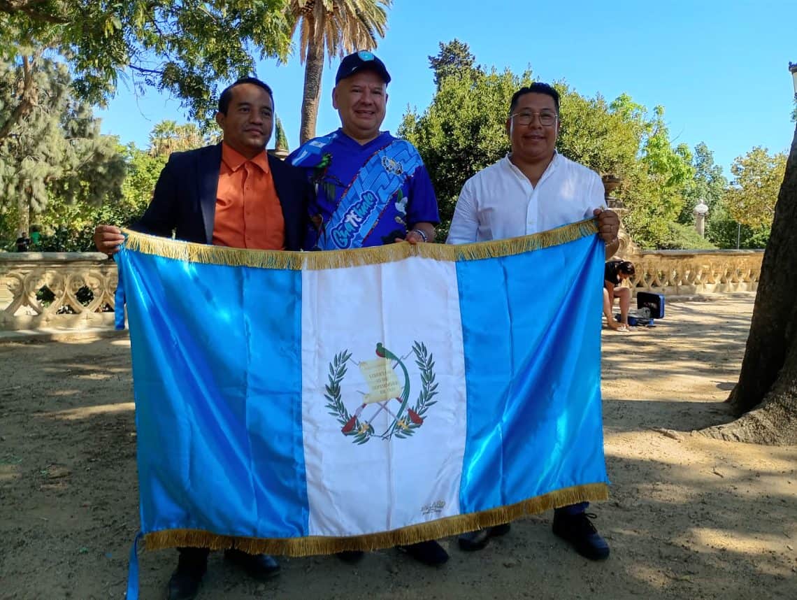 Leonel Arenas, guatemalteco que anteriormente radicaba en Connecticut y ahora está en Barcelona, comparte el festejo patrio en el parque Ciutadella junto a otros dos compatriotas. Para ver el video de la piñata que se hizo como parte de la actividad, clic en la foto.