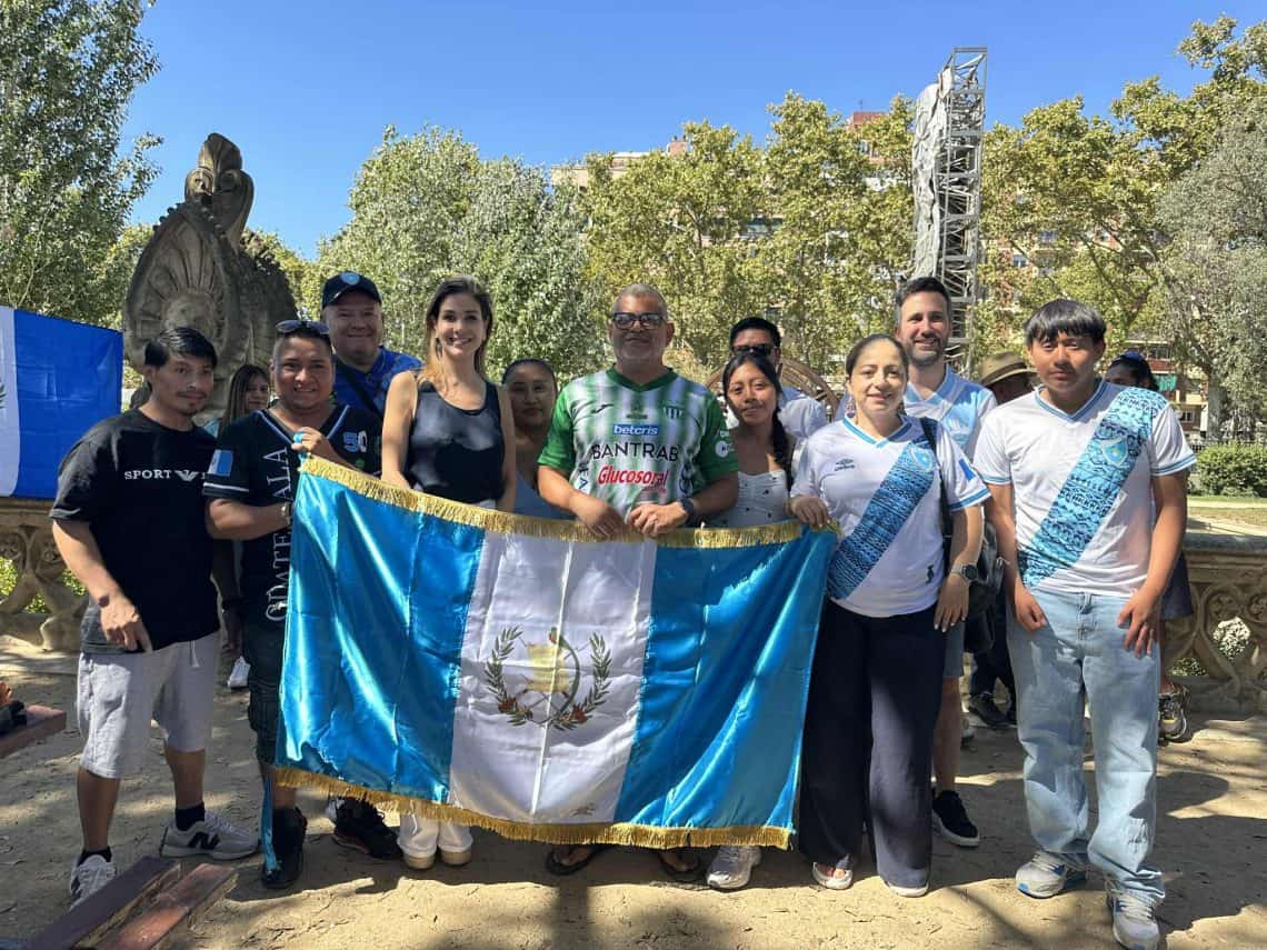 Alegría, hermandad, orígenes en distintos departamentos pero una sola Guatemala: esta celebración de Chapines en Barcelona contó con la asistencia de la cónsul honoraria de Guatemala, quien animó a los connacionales a integrarse más para dar a conocer a la Tierra del Quetzal. El festejo patrio fue en el parque Citadella de Barcelona (Foto Leonel Arenas)