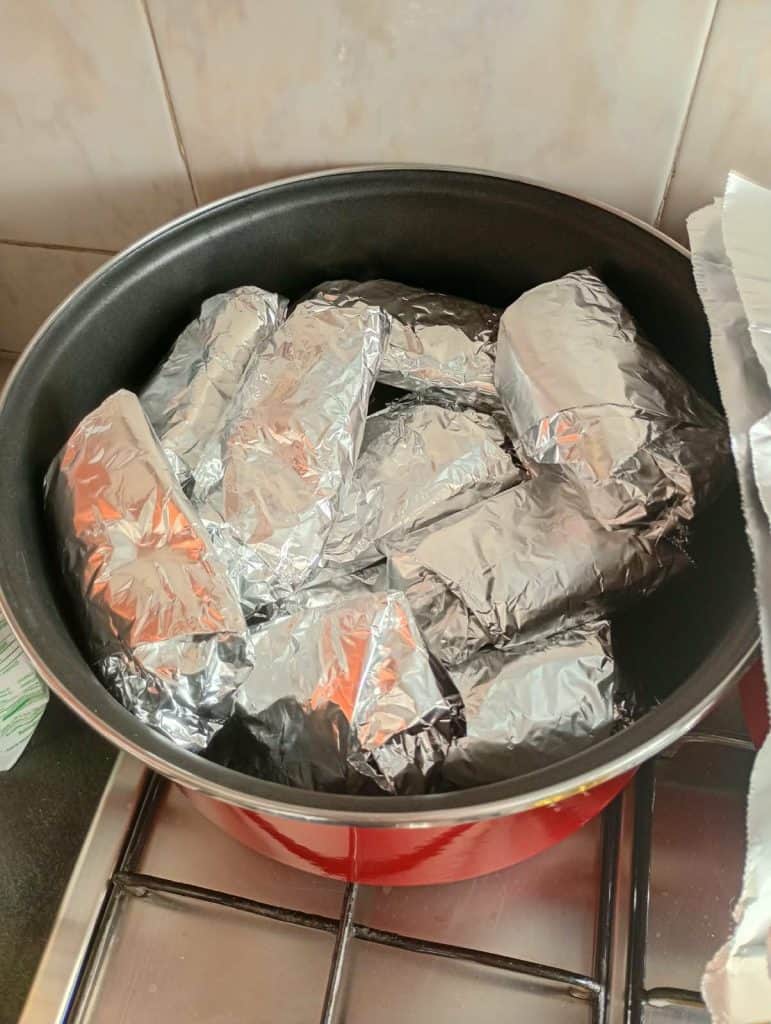 Sin duda alguna el sabor de antojitos chapines fue el encanto y fluir de recuerdos de los guatemaltecos radicados en Barcelona, que se reunieron el domingo 13 de septiembre 2026 para celebrar la Festividad Patria de Independencia. Exquitisitos tamales chapines (Foto Leonel Arenas)