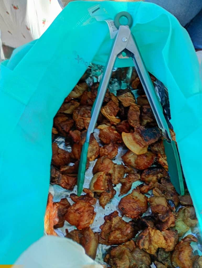 Sin duda alguna el sabor de antojitos chapines fue el encanto y fluir de recuerdos de los guatemaltecos radicados en Barcelona, que se reunieron el domingo 13 de septiembre 2026 para celebrar la Festividad Patria de Independencia. Tentadores chicharrones guatemaltecos (Foto Leonel Arenas)