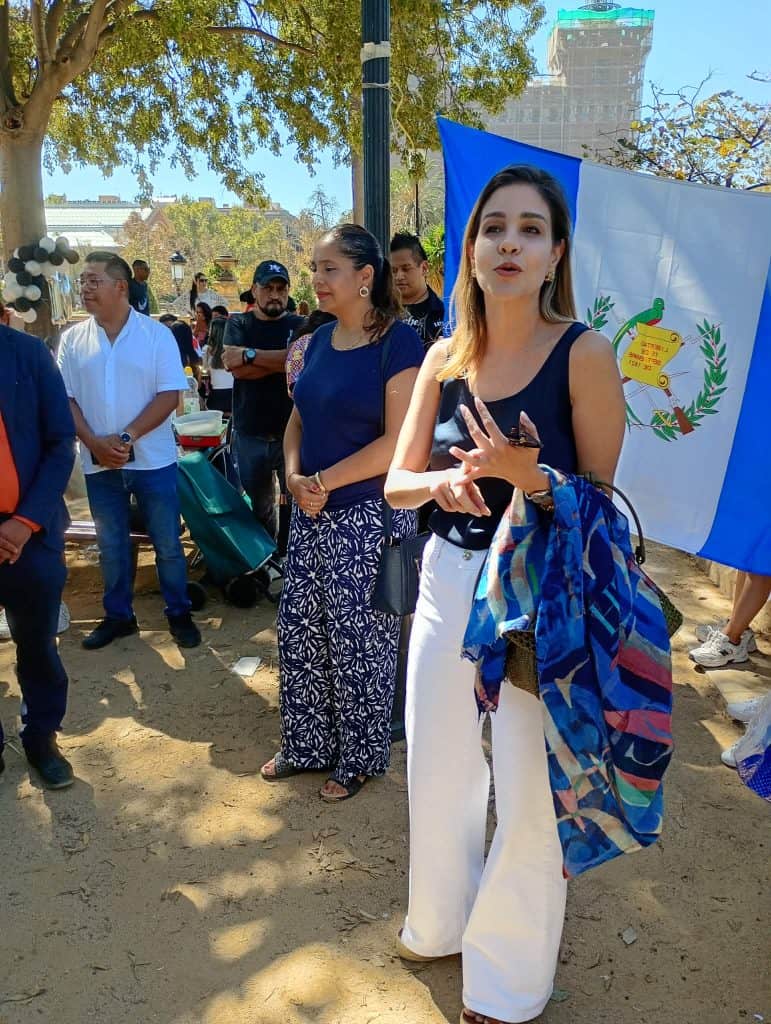La cónsul ad honorem de Guatemala en Barcelona expresó su alegría por reunirse con compatriotas con motivo de las fiestas patrias.
