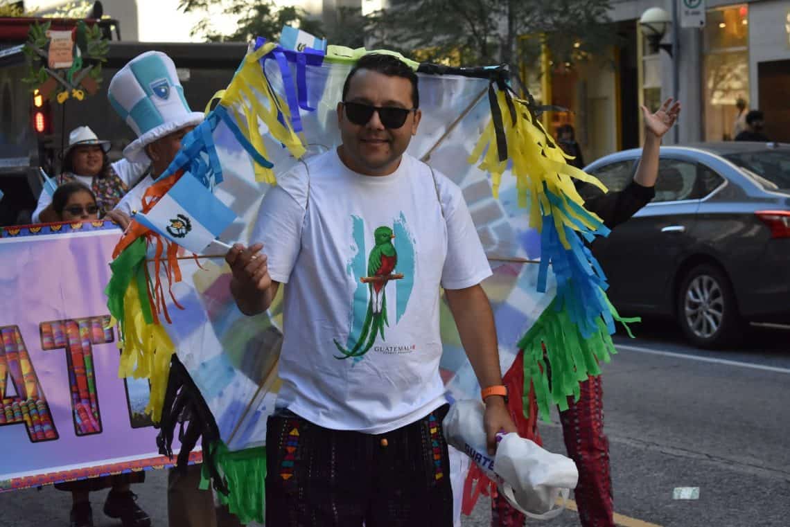 No podía faltar el profesor Carlos Alegría, quien lució al Ave Símbolo de Guatemala, el Quetzal y también portaba un tradicional barrilete. – SoyMigrante.com REVISTA – SoyMigrante.com REVISTA No podía faltar el profesor Carlos Alegría, quien lució al Ave Símbolo de Guatemala, el Quetzal y también portaba un tradicional barrilete.