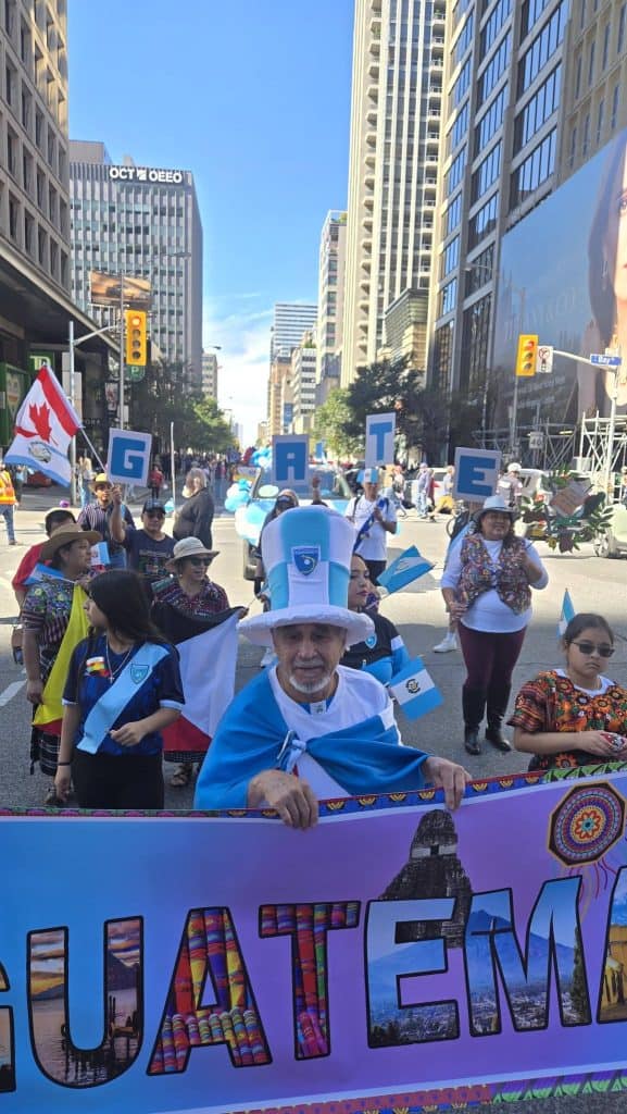 Con entusiasmo y luciendo colores azul y blanco, guatemaltecos residentes en Ontario, Canadá, participaron en el desfile latino, con motivo del mes de la Herencia Hispana festejado en Canadá. (Fotos redes sociales Guatemaltecos en Ontario)