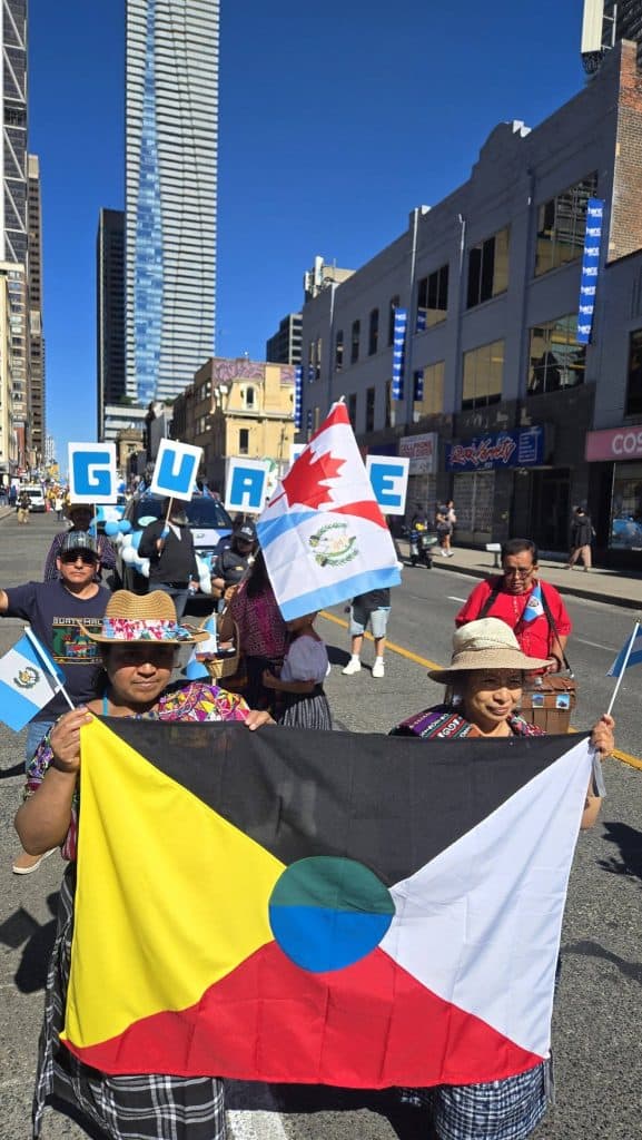 Con entusiasmo y luciendo colores azul y blanco, guatemaltecos residentes en Ontario, Canadá, participaron en el desfile latino, con motivo del mes de la Herencia Hispana festejado en Canadá. (Fotos redes sociales Guatemaltecos en Ontario)