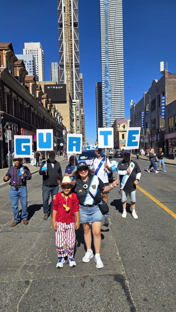 Con entusiasmo y luciendo colores azul y blanco, guatemaltecos residentes en Ontario, Canadá, participaron en el desfile latino, con motivo del mes de la Herencia Hispana festejado en Canadá. (Fotos redes sociales Guatemaltecos en Ontario)