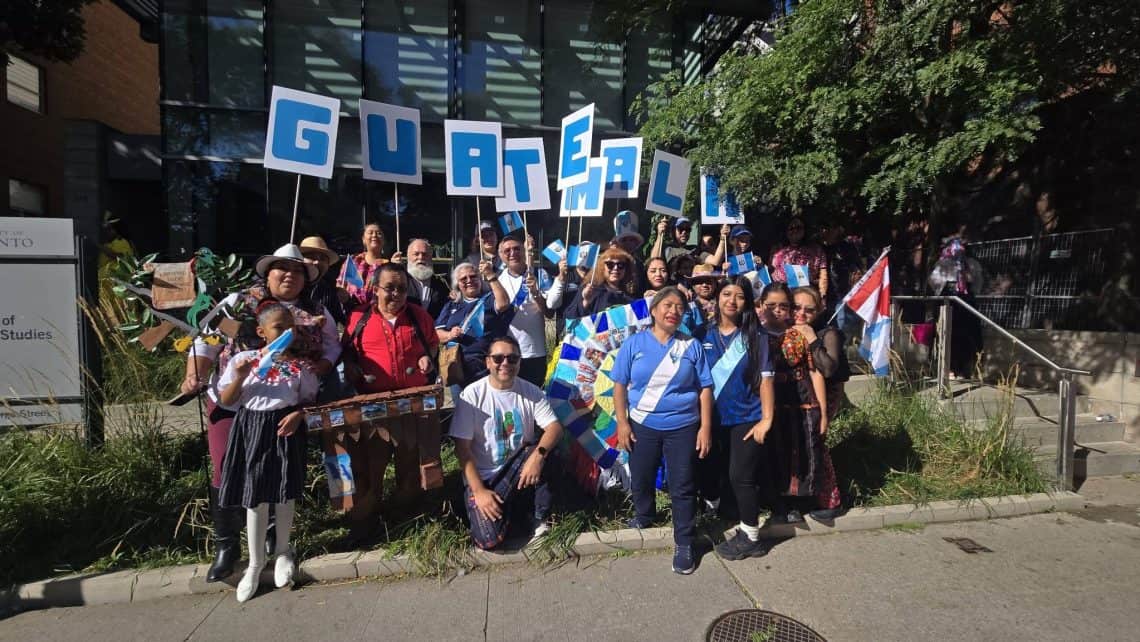 El nombre de Guatemala aglutinó a connacionales que desfilaron con orgullo por la multiculturalidad y la identidad milenaria de la Tierra del Quetzal. (Foto Guatemaltecos en Ontario) – SoyMigrante.com REVISTA – SoyMigrante.com REVISTA El nombre de Guatemala aglutinó a connacionales que desfilaron con orgullo por la multiculturalidad y la identidad milenaria de la Tierra del Quetzal. (Foto Guatemaltecos en Ontario)