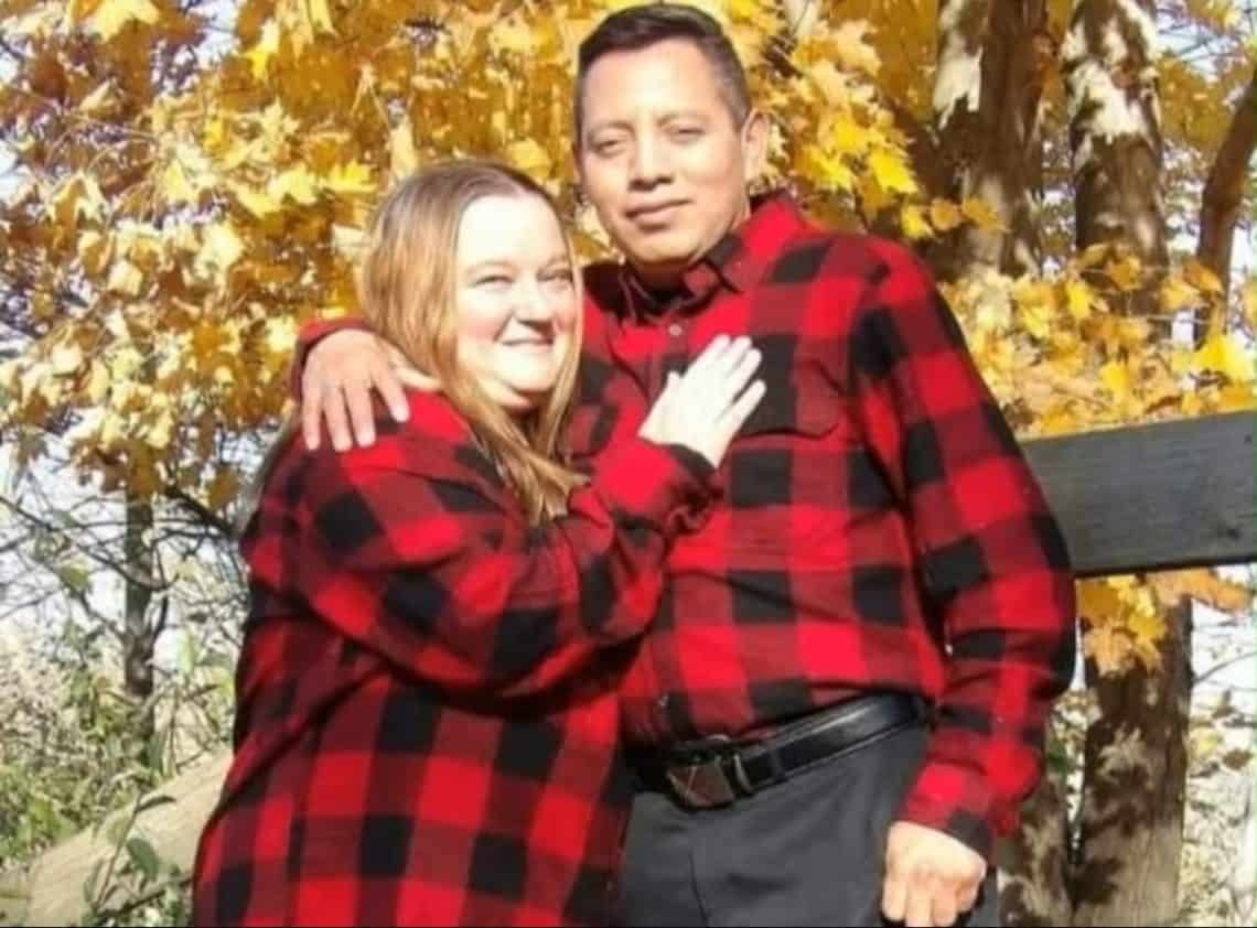 Hediberto Ramírez junto a su esposa Elizabeth, quien es estadounidense. Ella no supo más de él después de su captura y se enteró de la deportación hasta que él mismo le avisó que ya estaba en Guatemala. – SoyMigrante.com REVISTA – SoyMigrante.com REVISTA Hediberto Ramírez junto a su esposa Elizabeth, quien es estadounidense. Ella no supo más de él después de su captura y se enteró de la deportación hasta que él mismo le avisó que ya estaba en Guatemala.