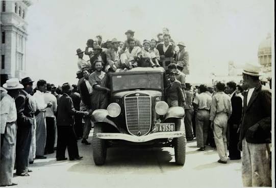 El triunfo de la Revolución de 1944 que llevó al poder a la Junta cívico militar de Gobierno que recondujo a Guatemala hacia la democracia tuvo como factor de éxito la unión de obreros, estudiantes y militares. Para ver un antiguo documental sobre la Revolución de 1944, clic en la imagen.