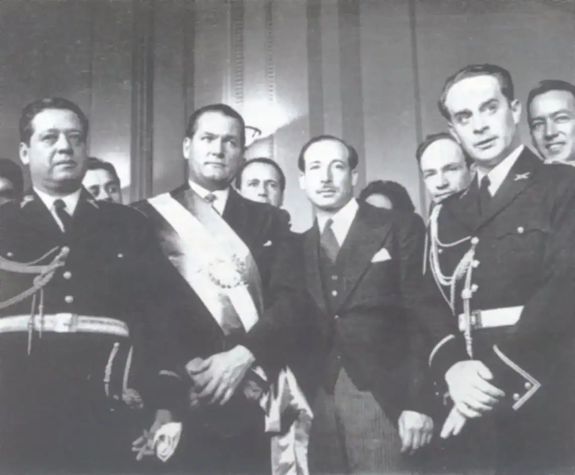 El presidente Juan José Arévalo en la toma de posesión el 15 de marzo de 1945, después de haber ganado las elecciones con el 86% de los votos. A su lado están los integrantes de la junta cívico militar de gobierno integrada por el general Francisco Javier Arana, a la izquierda; a la par del mandatario está el ciudadano Jorge Toriello Garrido y a la derecha, el coronel Jacobo Árbenz Guzmán. Fotografía histórica.
