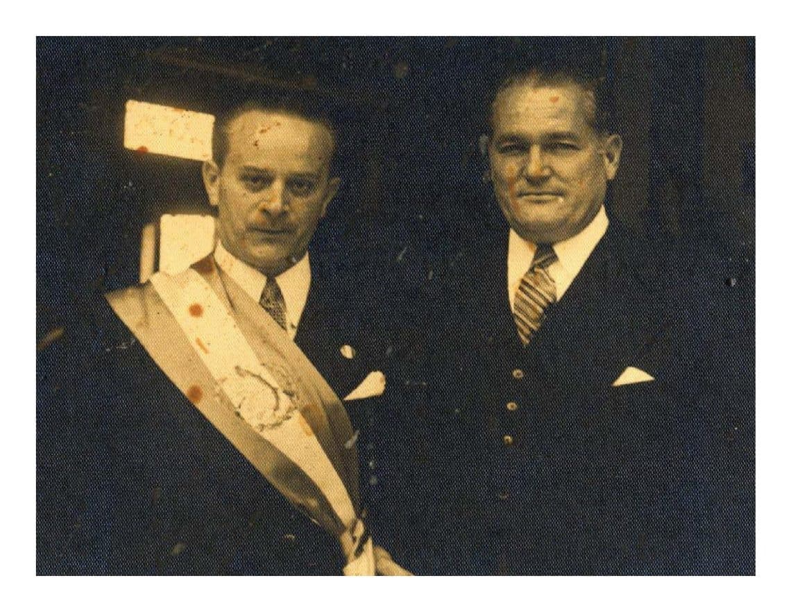 Jacobo Árbenz Guzmán fue electo presidente con el 65% de los votos, su más cercano competidor, el general Miguel Ydígoras Fuentes, de tendencia ubiquista, quedó en segundo con un 16% de los votos. En esta imagen, la toma de posesión el 15 de marzo de 1951, con el presidente saliente Juan José Arévalo.