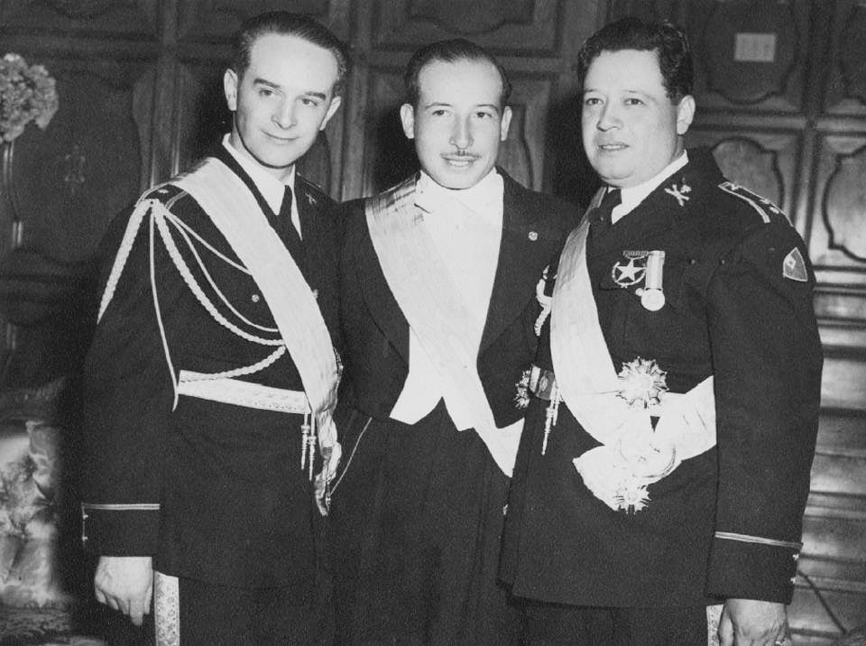 El triunvirato cívico militar que asumió el gobierno de Guatemala el 20 de octubre de 1944 estaba integrado por (en el orden de la fotografía) el capitán Jacobo Árbenz Guzmán, el ciudadano Jorge Toriello Garrido y el coronel Francisco Javier Arana.