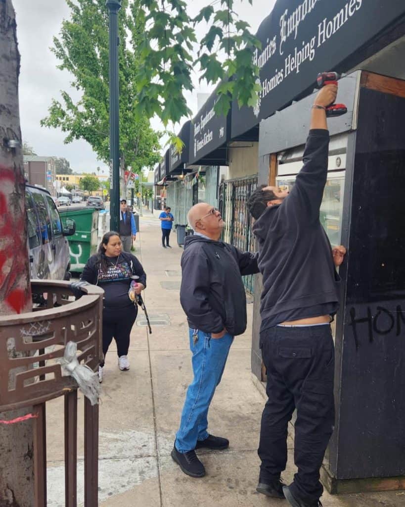 Durante la pandemia, el migrante nicaragüense Mauricio Salmerón se unió a Homies for Empowerment, una organización benéfica de Oakland, California, que llevó ayuda alimentaria a familias en necesidad. (Foto redes sociales Homies for Empowerment)